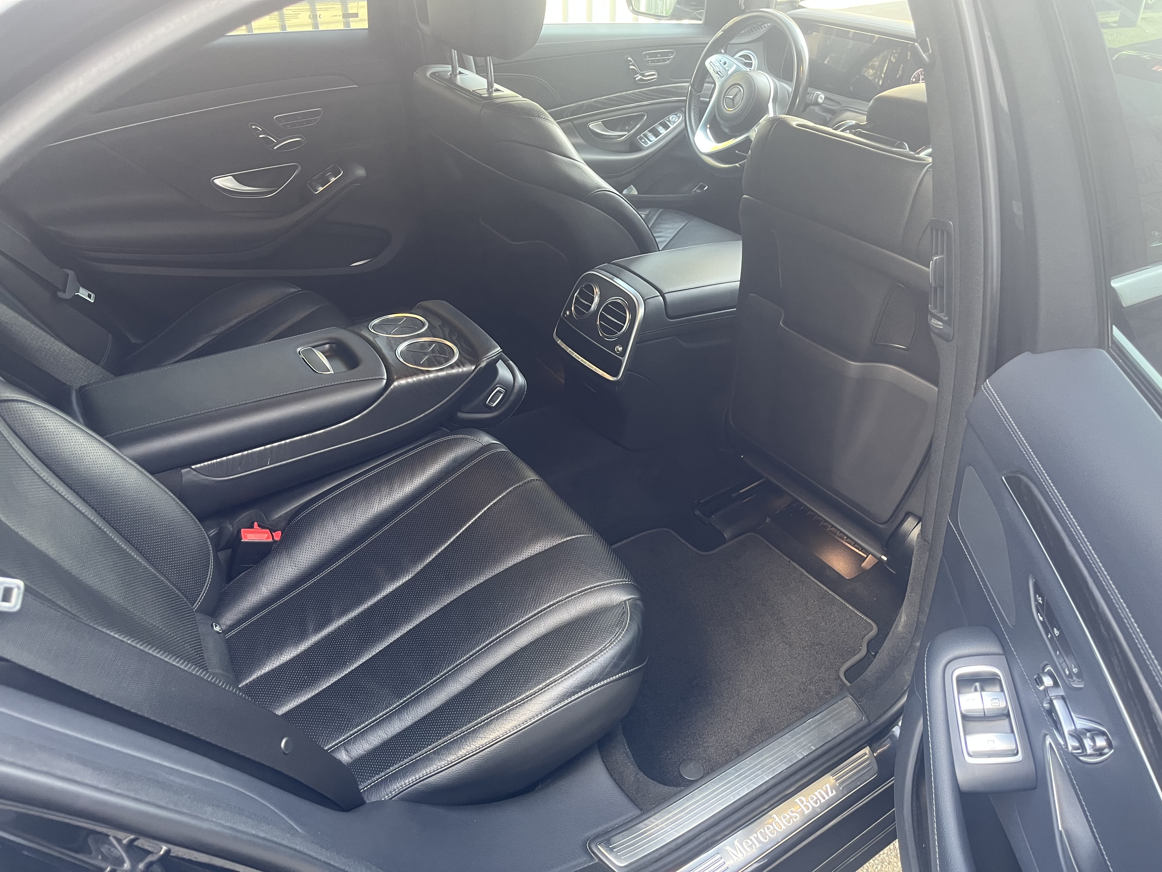Intérieur cuir et confort premium à bord de notre Mercedes Classe S Limousine à Valence.